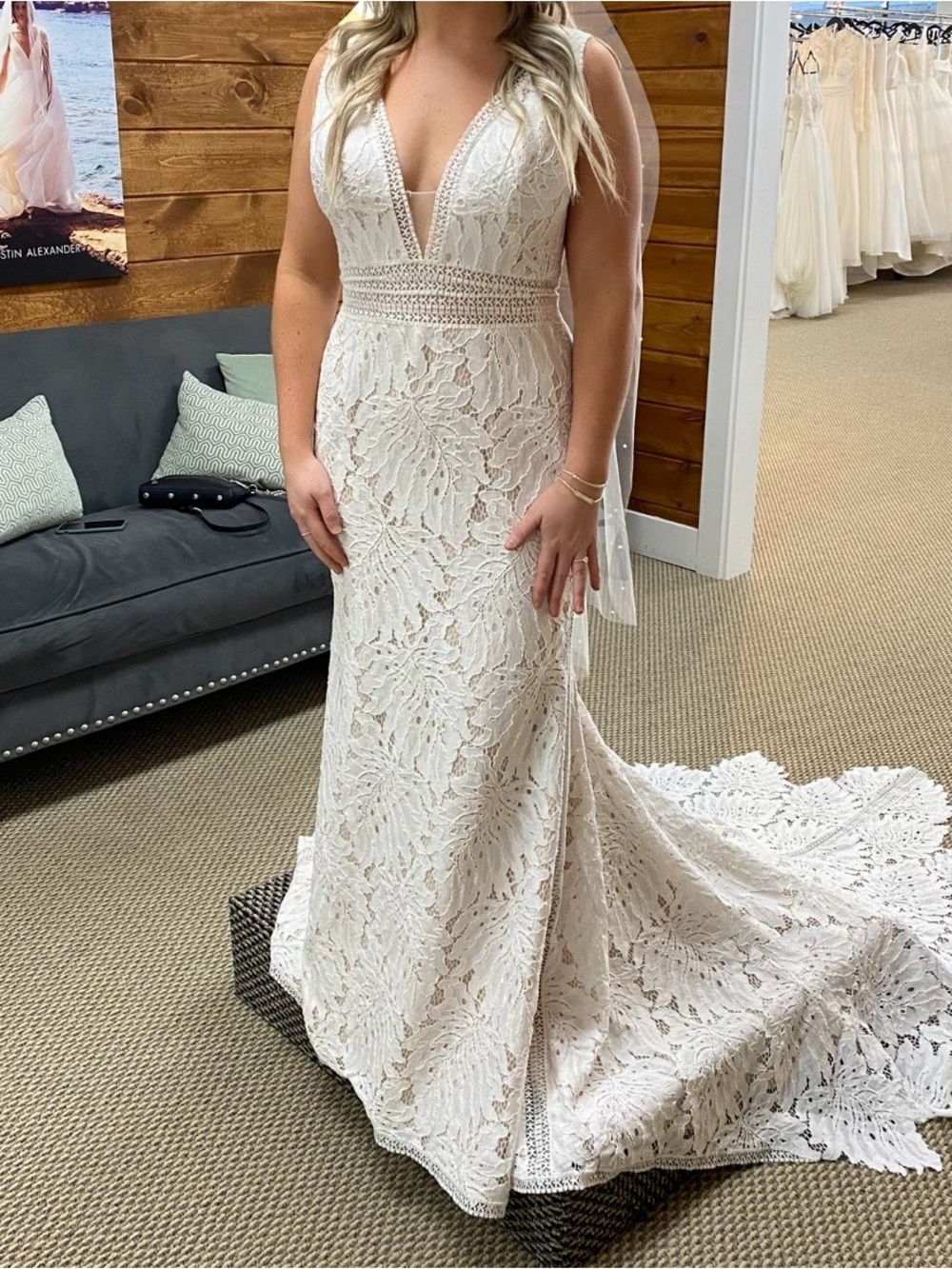 Never-Worn Maggie Sottero Wedding Dress US 12 + Ivory Veil